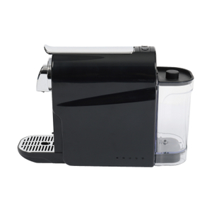 آلة صنع القهوة الصغيرة في غرفة الفندق